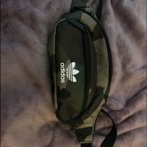 🌻[MAKE OFFER]ADIDAS WAIST CAMO BAG Brand new 100%
